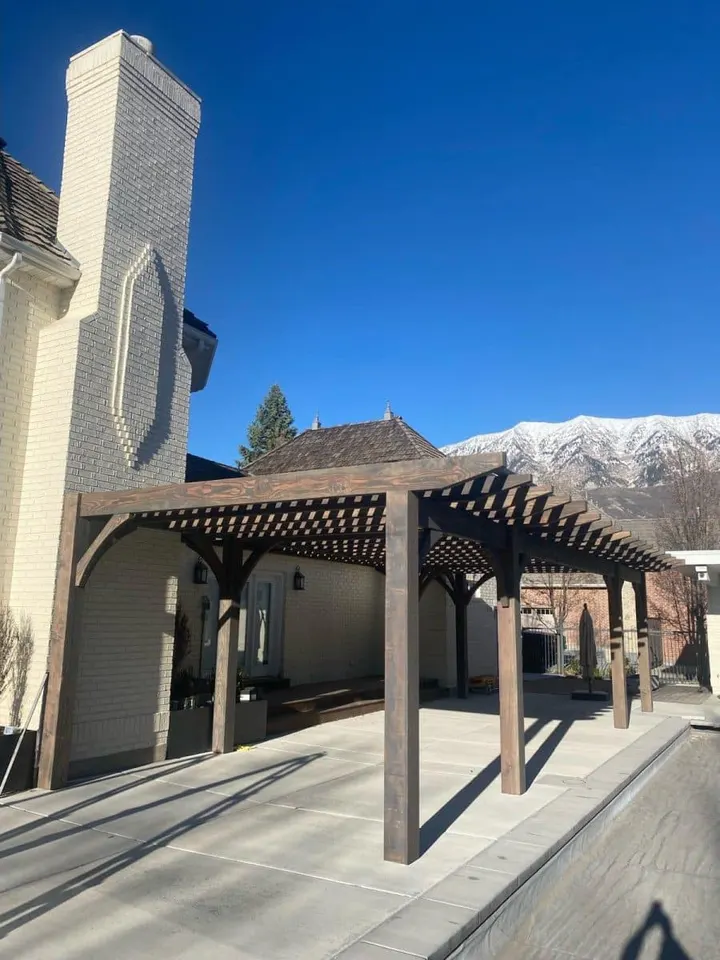Open-lattice driveway pergola with mountains in the distance